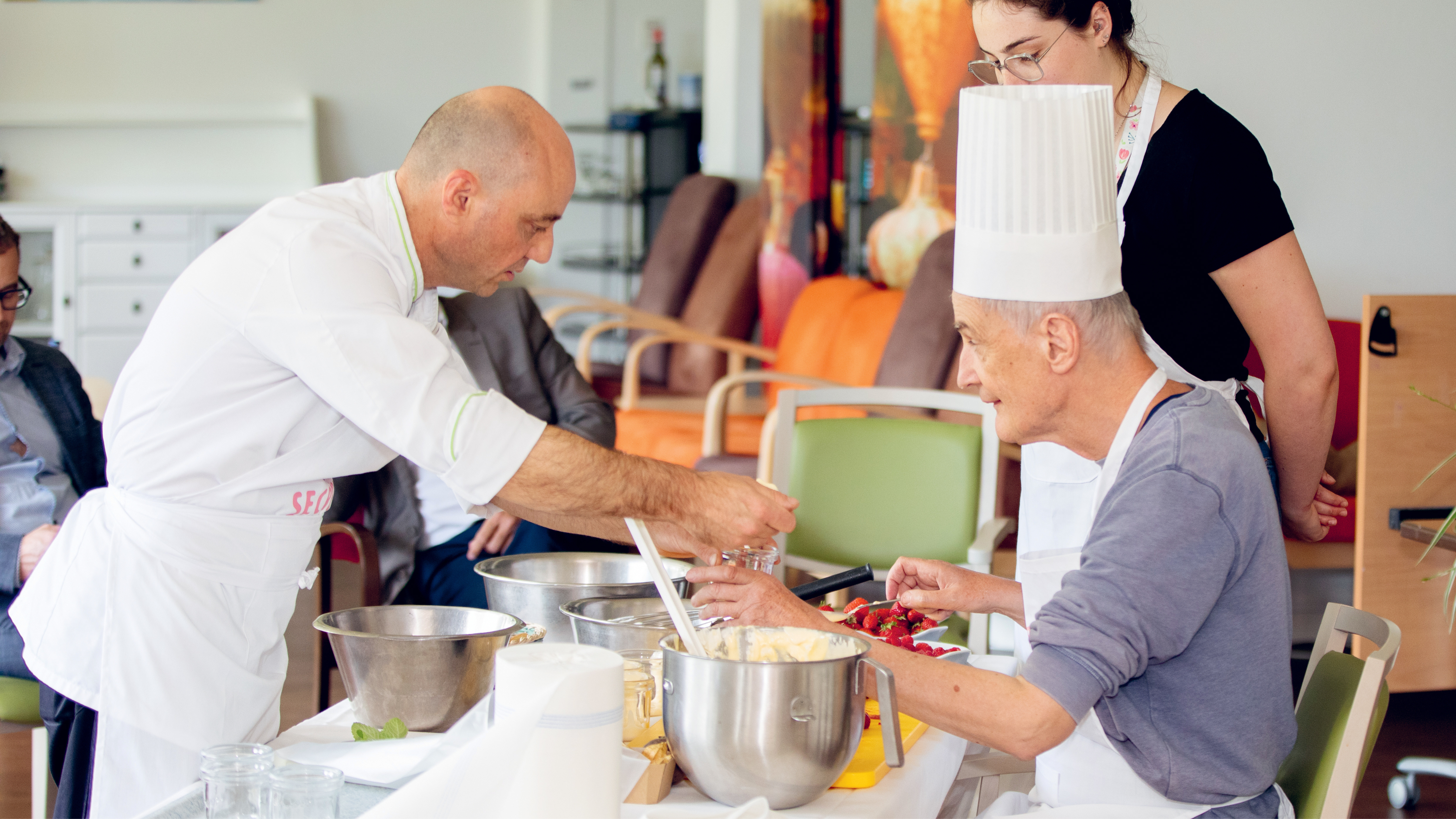 Thomas, résident de l'EMS Clair-Soleil, en train de faire un cours de cuisine