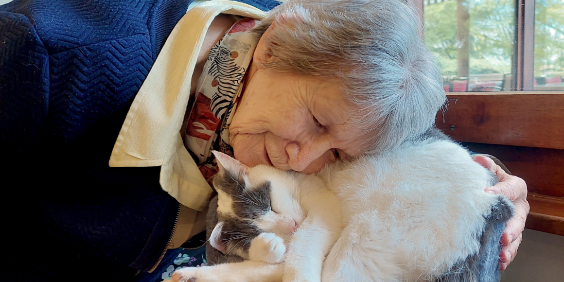 Photo d'une résidente de l'EMS Clair-Soleil avec Soleil, le chat de l'EMS.