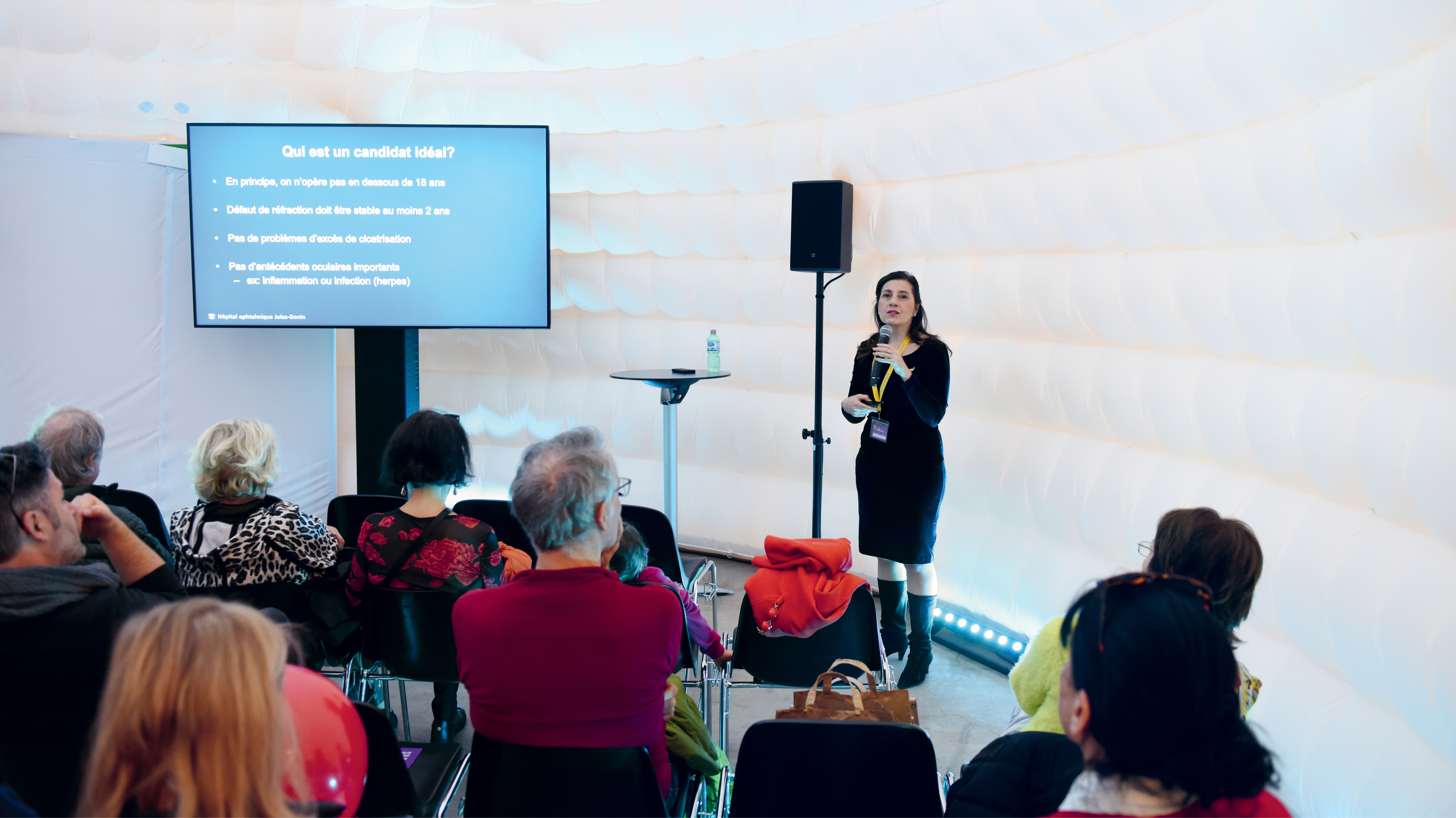 Dre Kate Hashemi tenant une conférence lors du festival Planète Santé