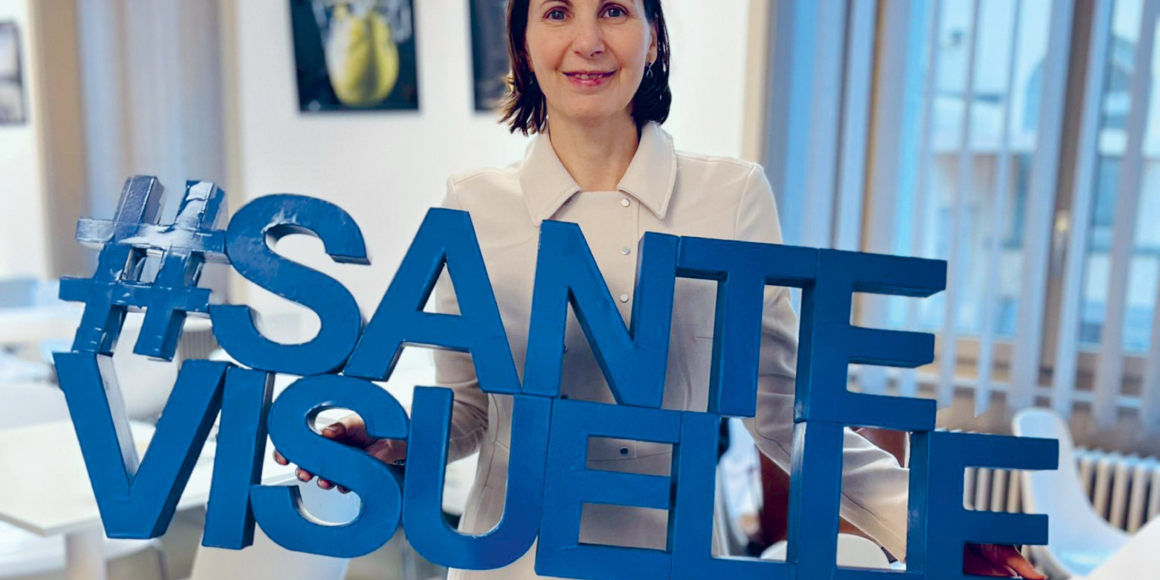 Collaboratrice tenant un "#SantéVisuelle" lors du Giving Tuesday