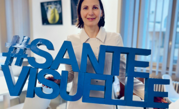 Collaboratrice tenant un "#SantéVisuelle" lors du Giving Tuesday