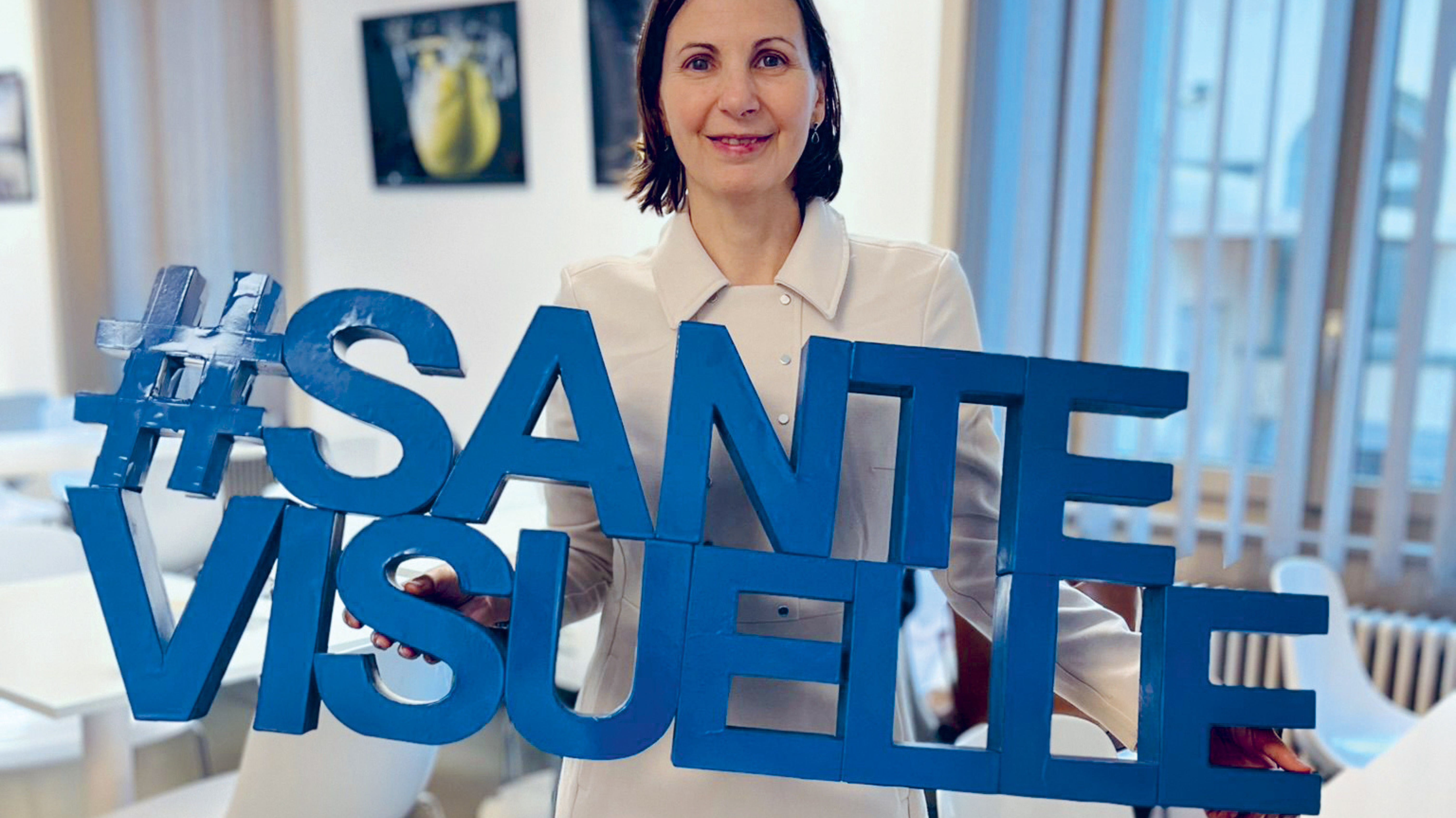 Collaboratrice tenant un "#SantéVisuelle" lors du Giving Tuesday