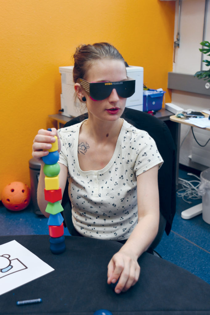 Les éducateurs et éducatrices se mettent à place des enfants malvoyants à l'aide des bandeaux et lunettes qui simulent une déficience visuelle. 