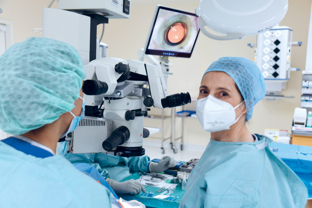 Dre Kate Hashemi pendant une opération de pose de l'implant ICL au bloc opératoire.
