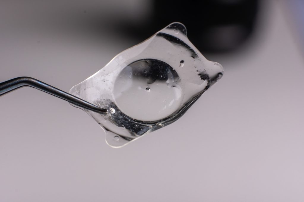 Les implants intraoculaires se placent entre l'iris et le cristallin. Ils ne mesurent que quelques millimètres.