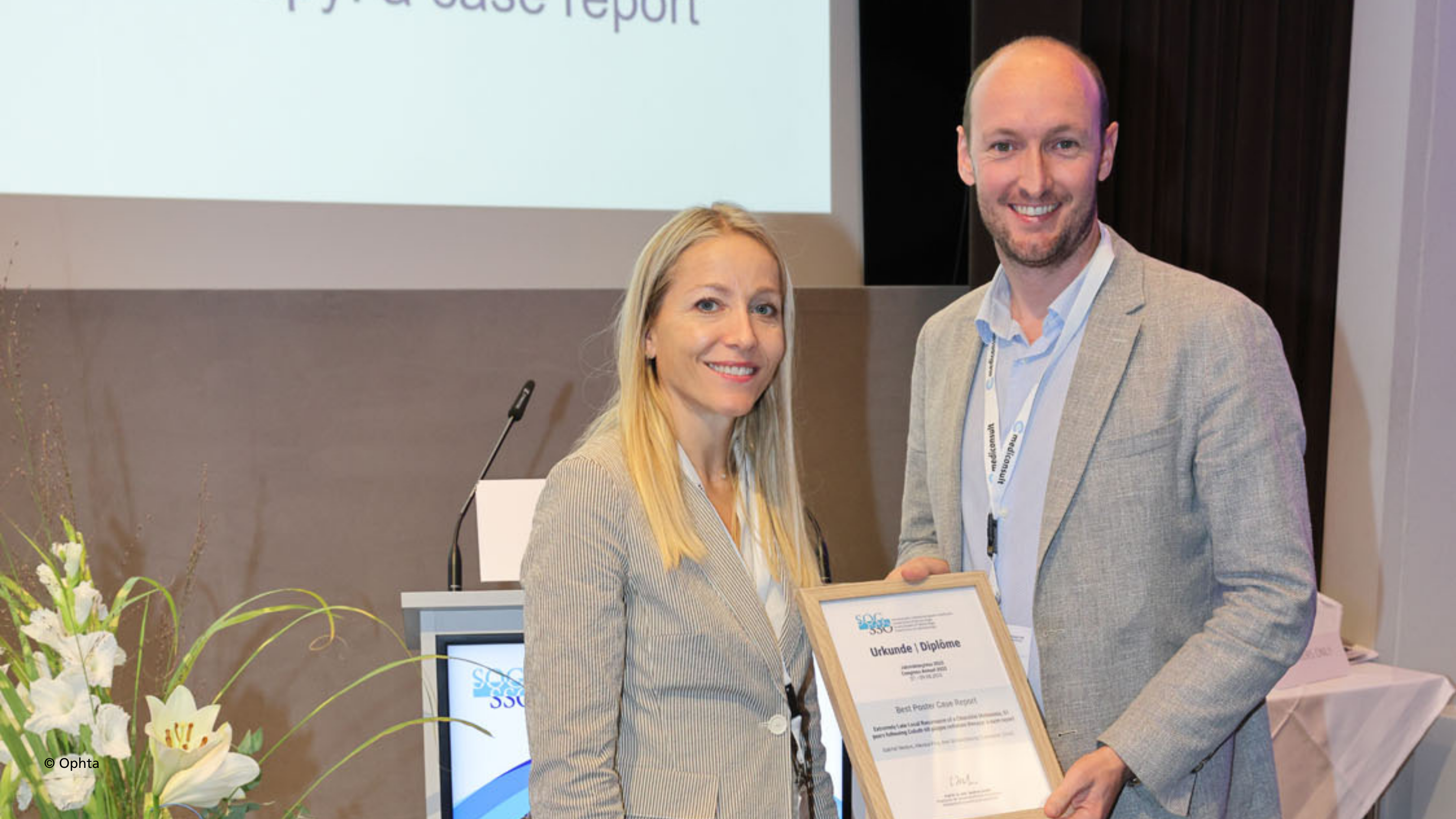 La Prof. Sandrine Zweifel, membre du comité de la SSO, remet le Prix du Best Poster ≪Case Report≫ au Dr Gabriel Verdon