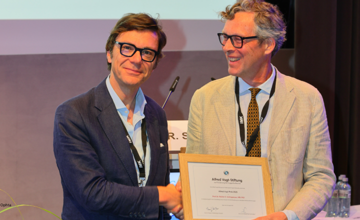 Prof. Dr Thomas Wolfensberger, directeur médical de l’Hôpital Jules-Gonin à Lausanne, remet le prix Alfred Vogt au Prof. Reinier Schlingemann