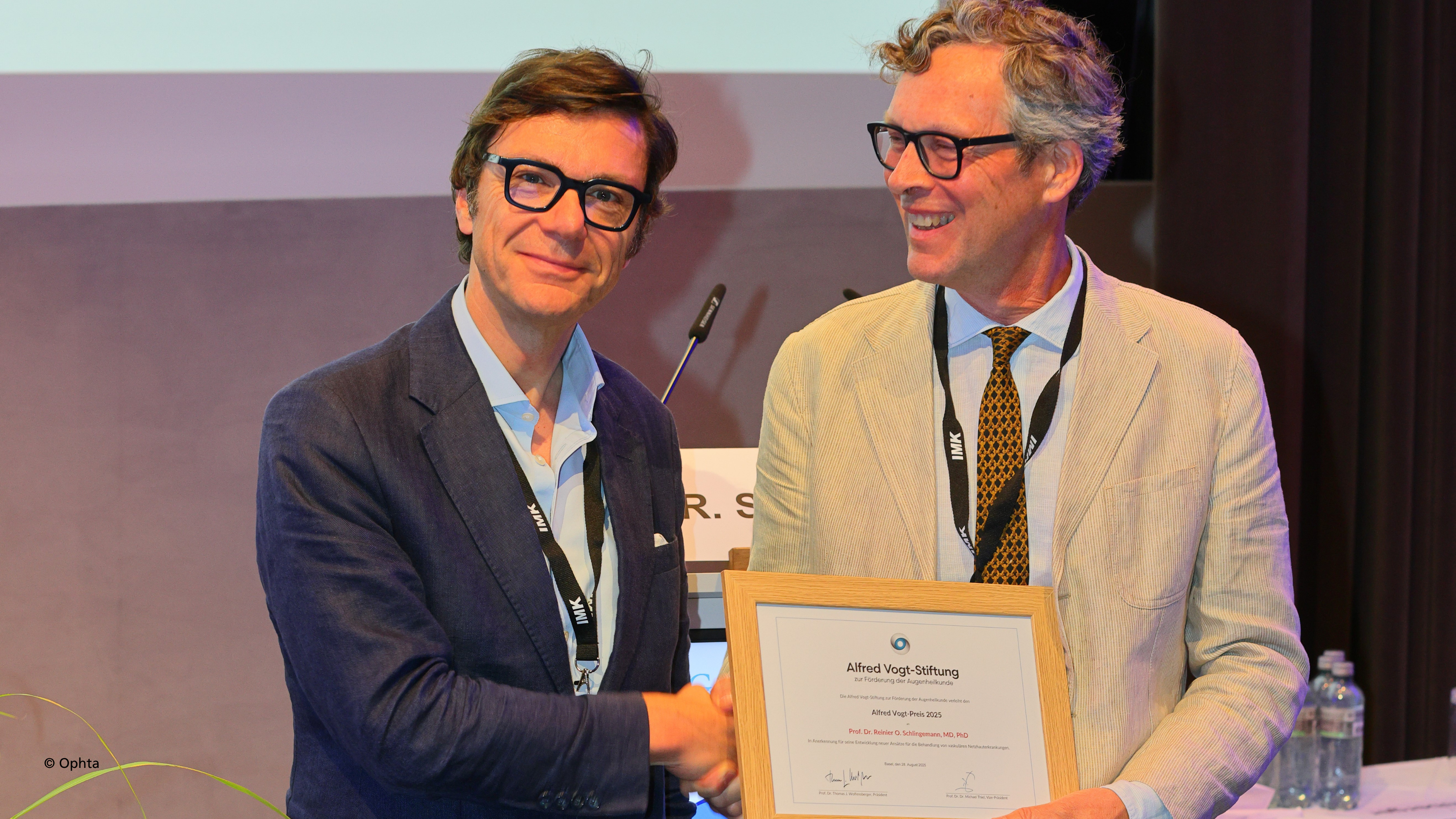 Prof. Dr Thomas Wolfensberger, directeur médical de l’Hôpital Jules-Gonin à Lausanne, remet le prix Alfred Vogt au Prof. Reinier Schlingemann