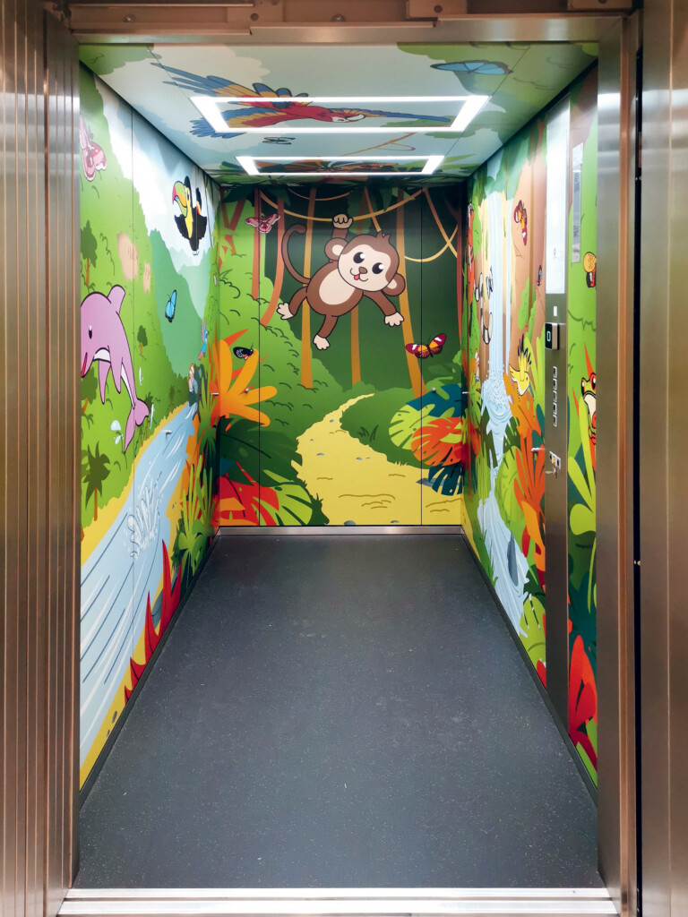 Une jungle décore l’ascenseur qui mène 
les enfants au bloc opératoire.