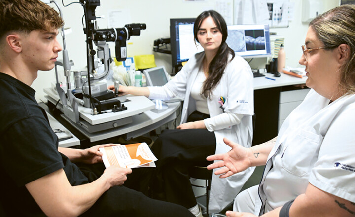 Une infirmière et une médecin assistante en train de discuter avec un patient lors d'une consultation