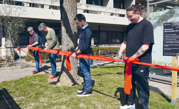 Une équipe de l'EMS Clair-Soleil en train d'inaugurer le jardin de l'équilibre.