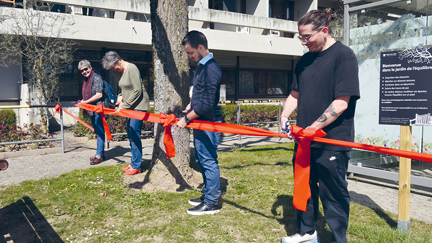 Une équipe de l'EMS Clair-Soleil en train d'inaugurer le jardin de l'équilibre.