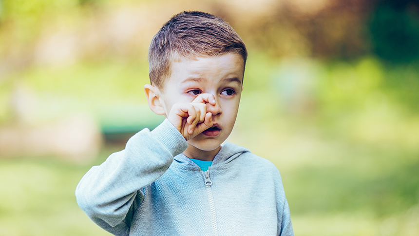 Photo d'un enfant qui se gratte les yeux à cause des allergies.