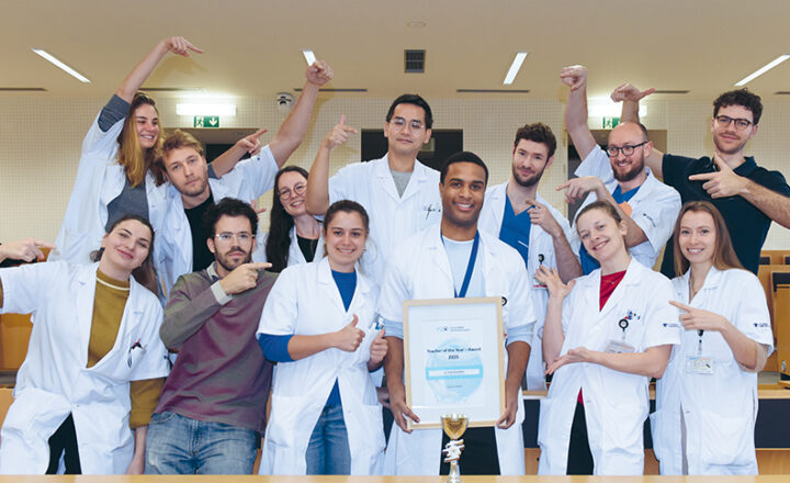 Le Dr Erwin Samutelela, chef de clinique, avec les médecins assitants et son prix du "Teacher of the year 2025"