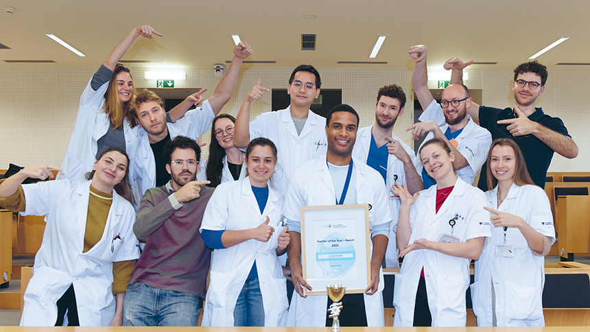 Le Dr Erwin Samutelela, chef de clinique, avec les médecins assitants et son prix du "Teacher of the year 2025"