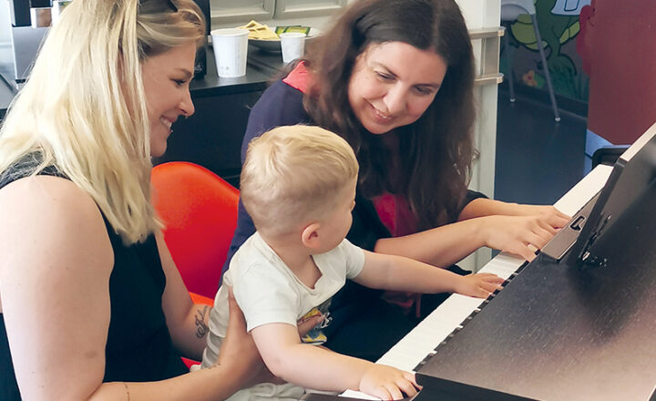 Photo d'un enfant hospitalisé en train de faire du piano.