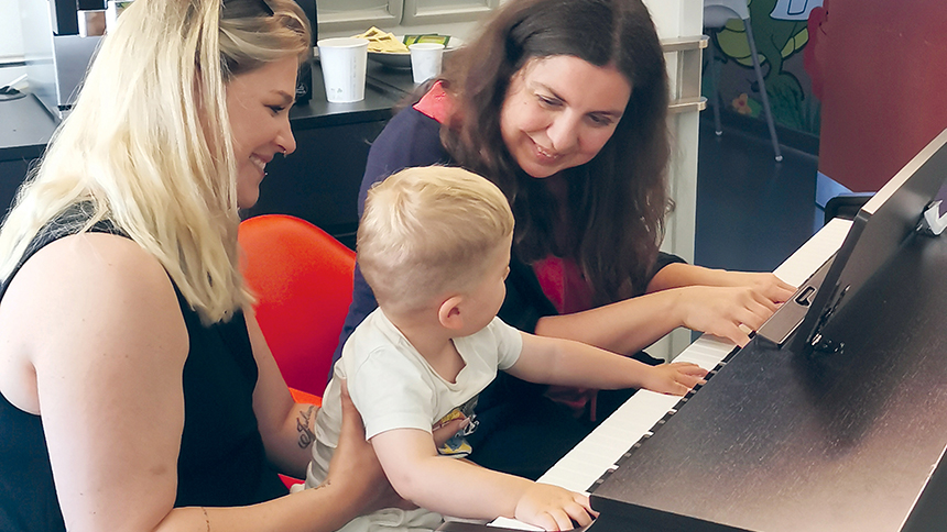 Photo d'un enfant hospitalisé en train de faire du piano.