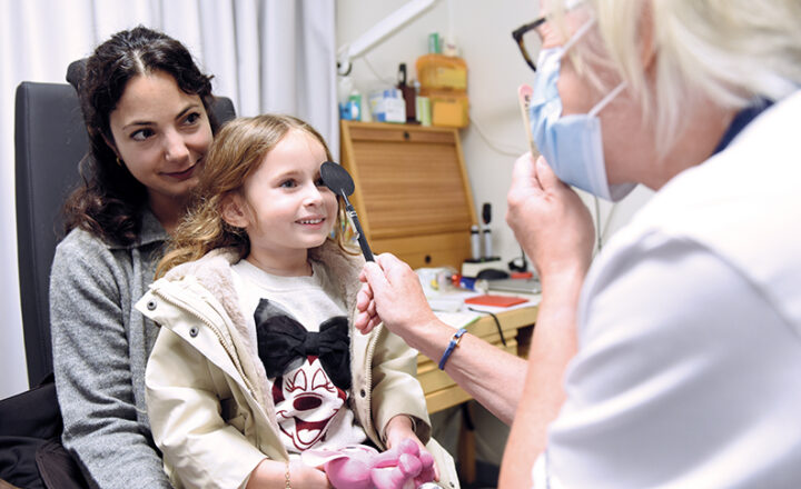 Photo d'une enfant en consultation lors du dépistage des enfants