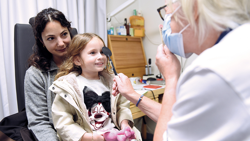 Photo d'une enfant en consultation lors du dépistage des enfants
