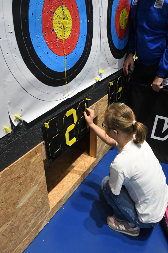 Les chiffres des points sont texturés pour que les élèves puissent les parcourir avec leurs doigts.