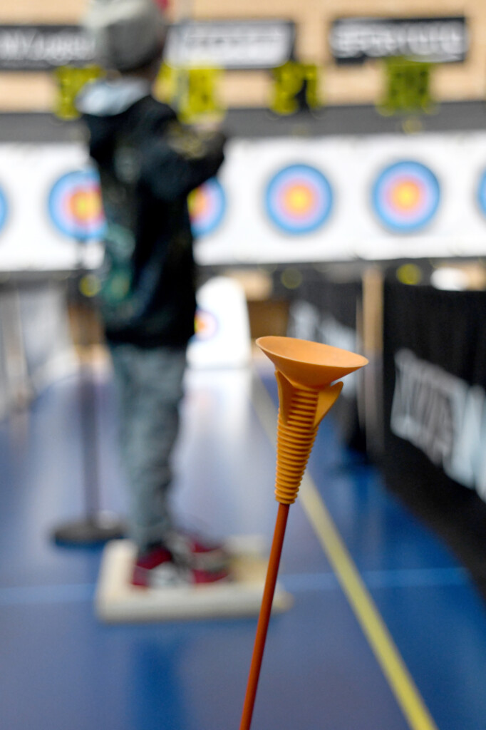 L'entraînement commence avec des fléchettes dotées de ventouses.