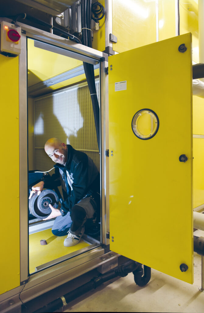 Jérôme Gruaz, service technique, en train de changer la ventilation au bloc opératoire. 