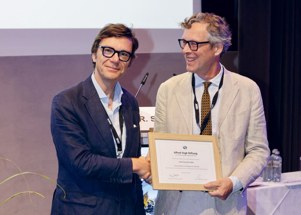 Le Prof. Reinier Schlingemann reçoit 
le Prix Alfred Vogt des mains du Prof. 
Thomas J. Wolfensberger.