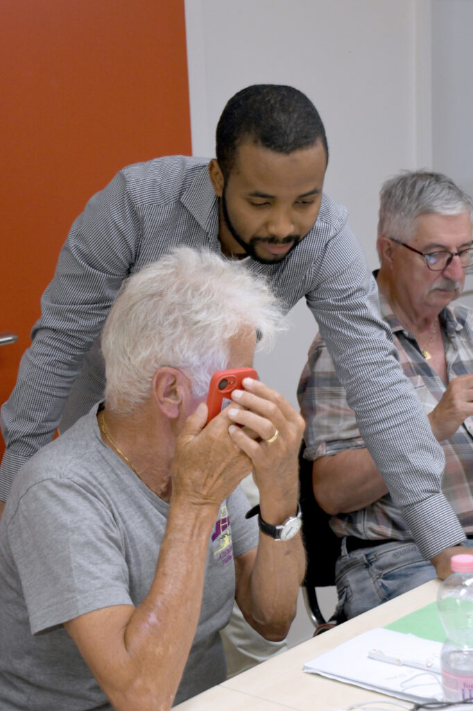 Un participant interagit avec son téléphone grâce à la synthèse vocale. 