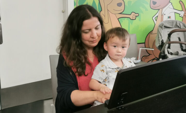 La pianiste Nina Sofronski joue du piano avec un enfant.