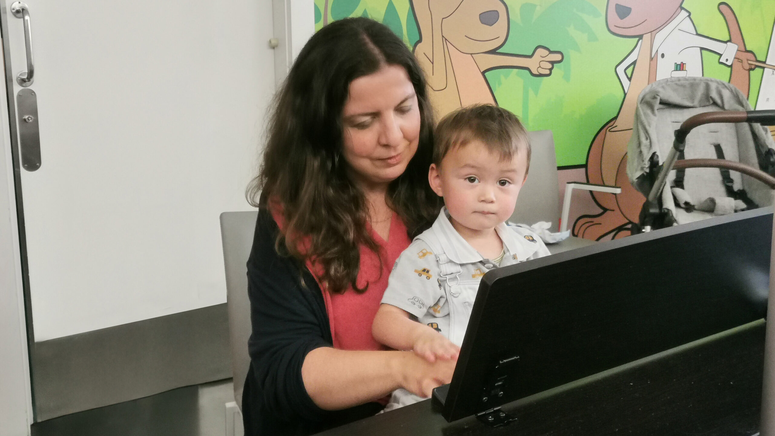 La pianiste Nina Sofronski joue du piano avec un enfant.