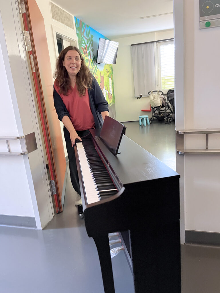 Monté sur roulettes, le piano se déplace de chambre en chambre.