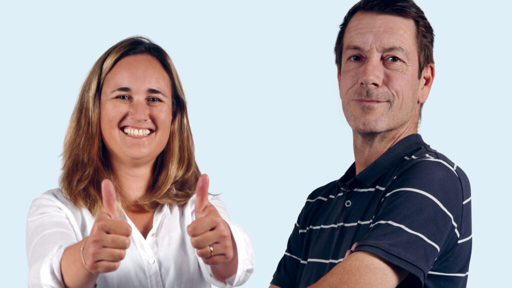 Photo du Dr ès sc. Michael Nicolas, responsable scientifique de la Banque des yeux, et de la Dre ès sc. Margaux Jumeau, responsable de la pharmacie hospitalière, qui parlent du serum autologue dans cet article.